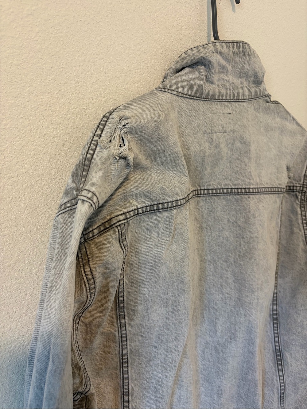 Forever 21 Men’s Large Distressed Gray Acid Wash Denim Jacket Streetwear - Picture 6 of 6